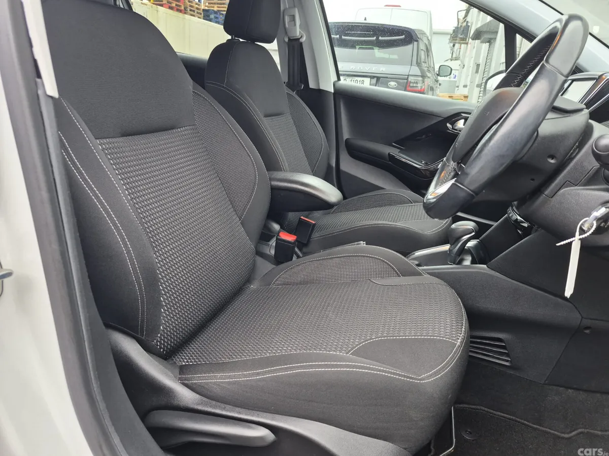 Peugeot 208 Hatchback, Petrol, 2016, White