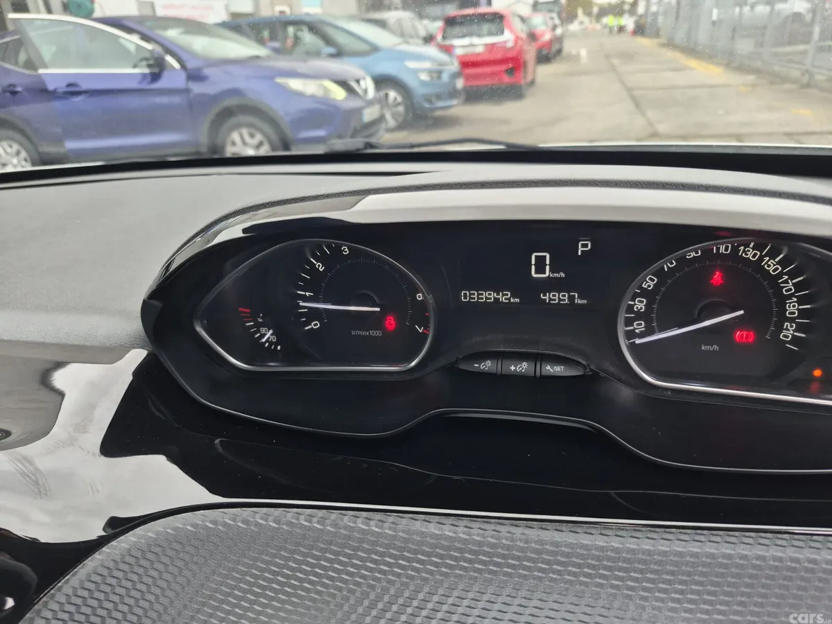 Peugeot 208 Hatchback, Petrol, 2016, White
