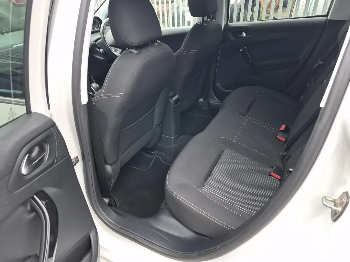 Peugeot 208 Hatchback, Petrol, 2016, White