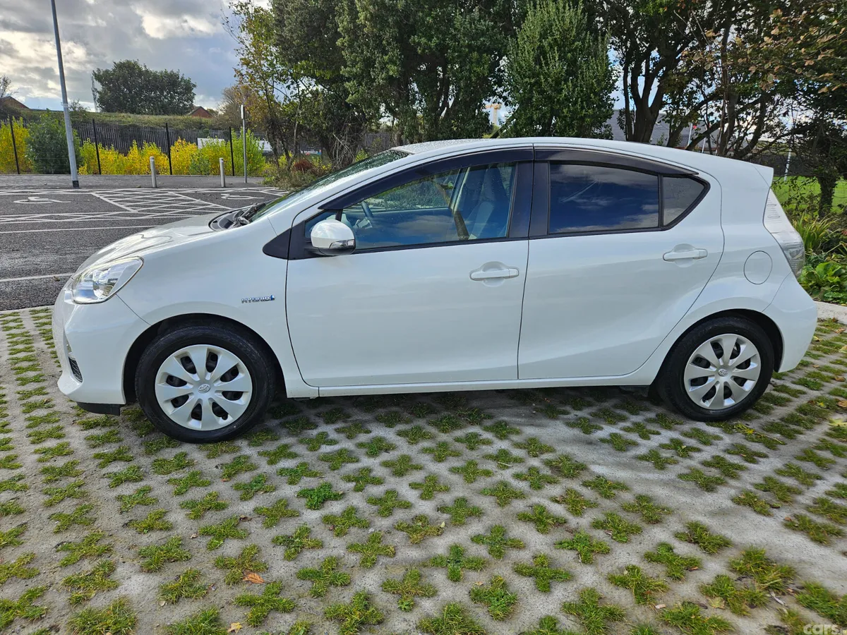 Toyota Aqua Hatchback, Petrol Hybrid, 2014, White