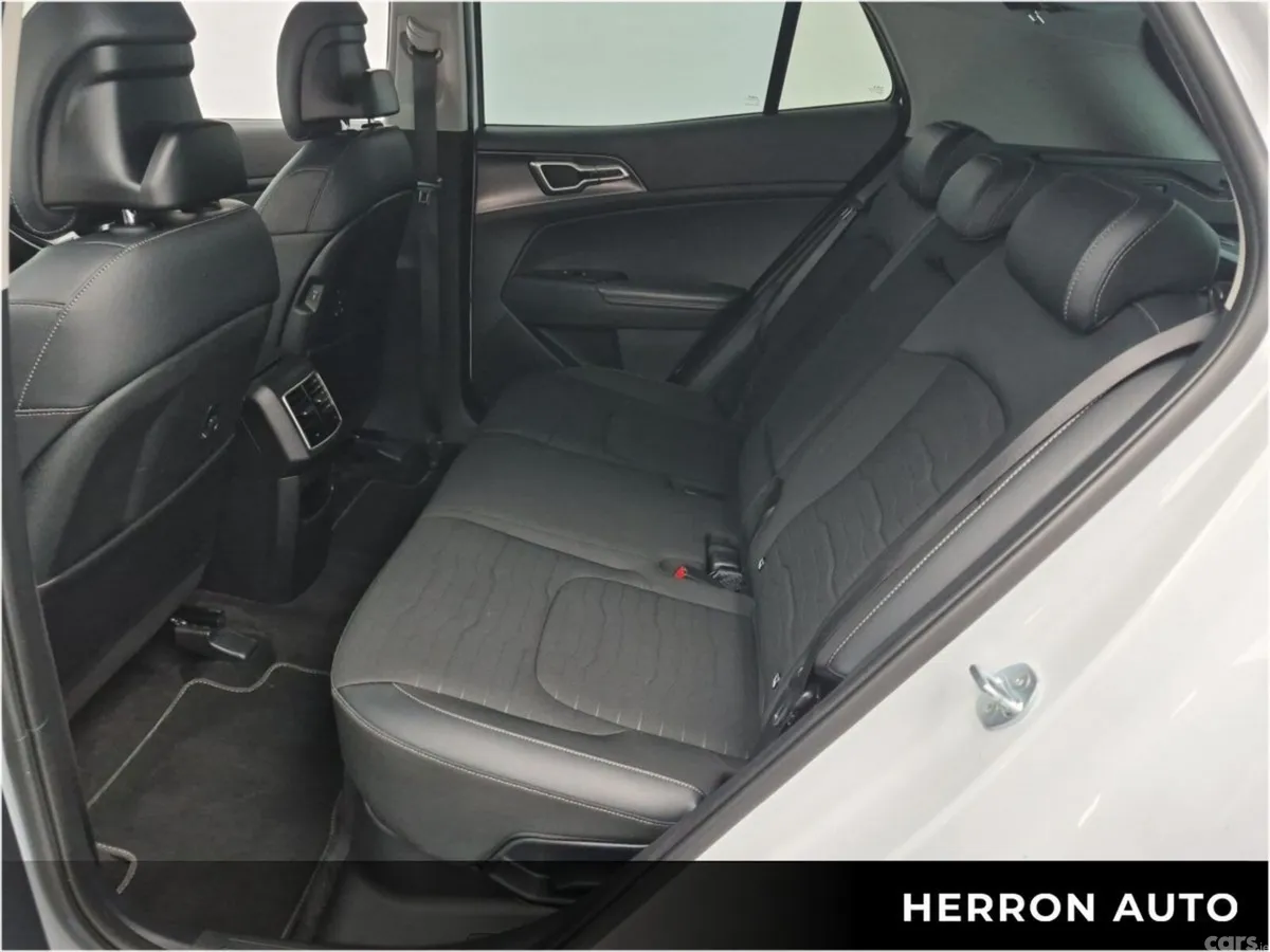 Kia Sportage SUV, Petrol Hybrid, 2023, White