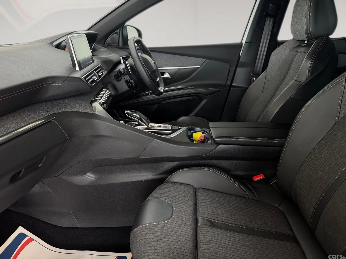Peugeot 5008 MPV, Diesel, 2020, White