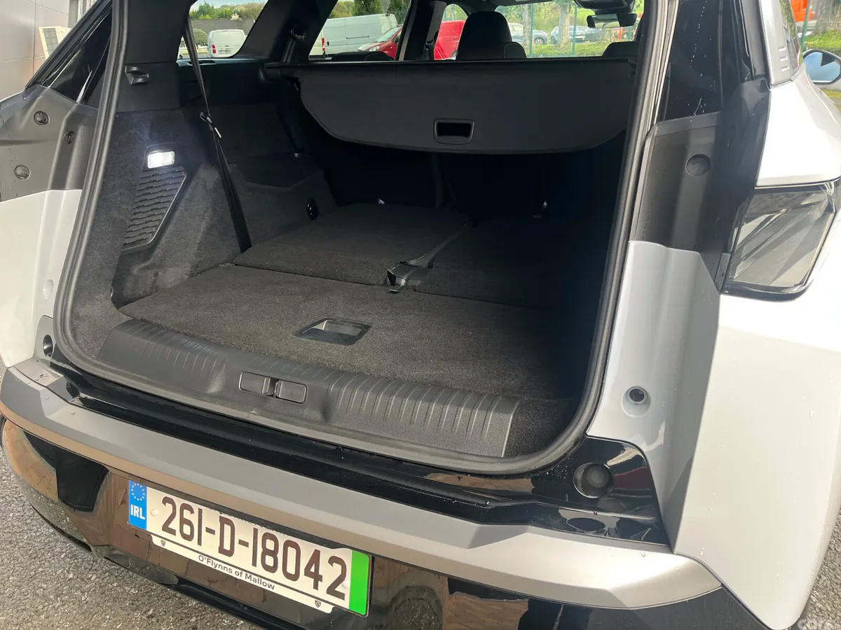 Peugeot 5008 MPV, Electric, 2026, White