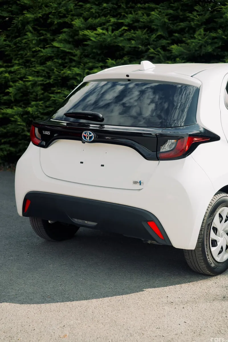 Toyota Yaris Hatchback, Petrol Hybrid, 2023, White