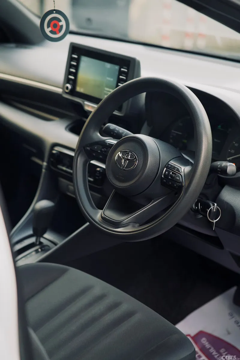 Toyota Yaris Hatchback, Petrol Hybrid, 2023, White