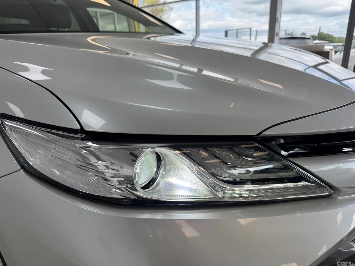Toyota Camry Saloon, Petrol Hybrid, 2020, White
