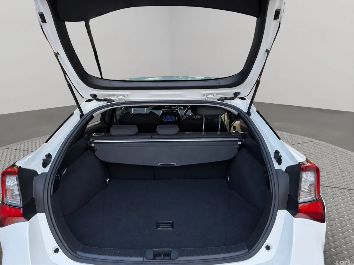 Toyota Prius Hatchback, Petrol Hybrid, 2019, White