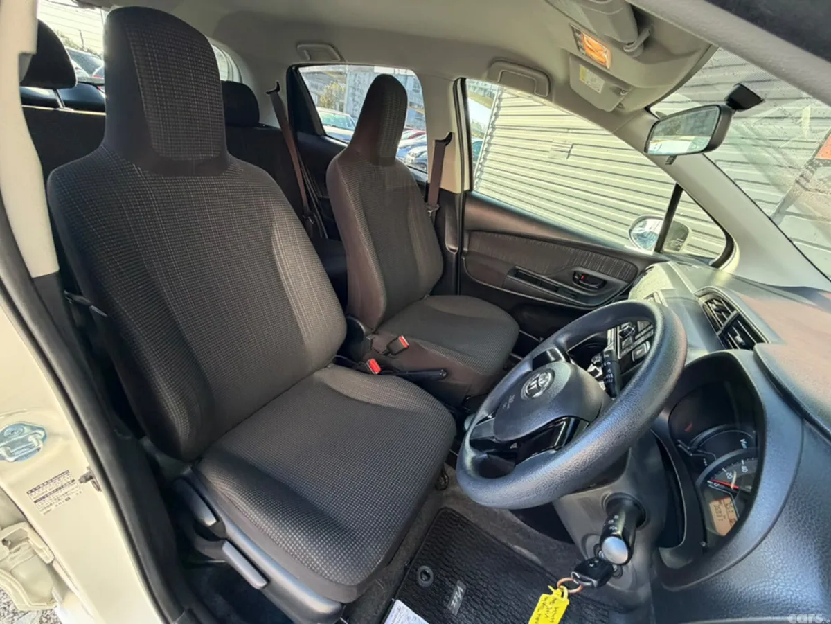 Toyota Yaris Hatchback, Petrol, 2017, White