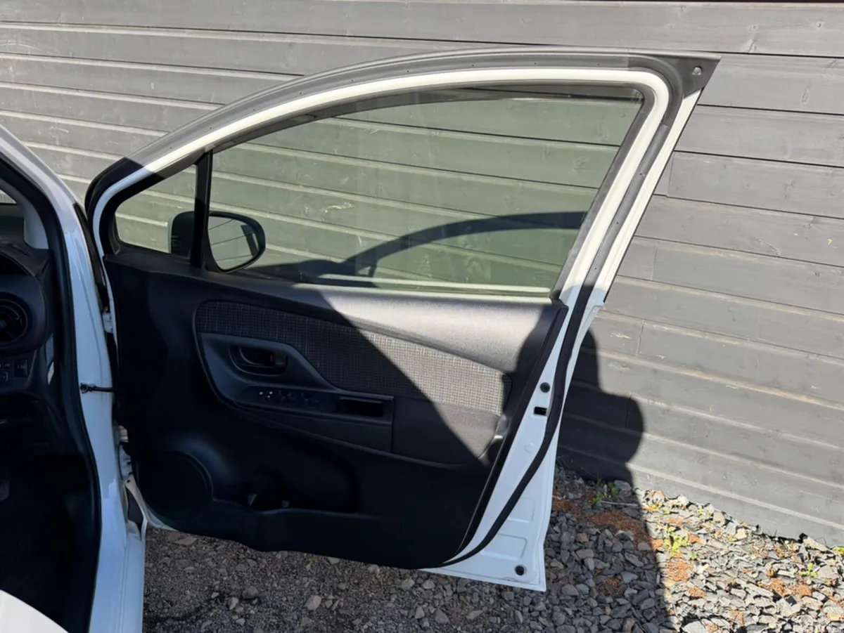 Toyota Yaris Hatchback, Petrol, 2017, White