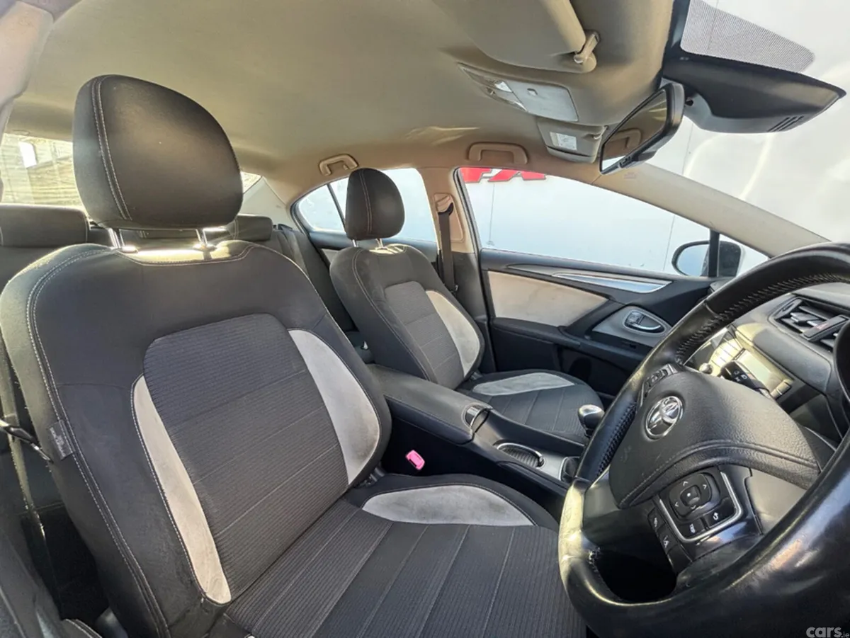 Toyota Avensis Saloon, Diesel, 2015, Silver