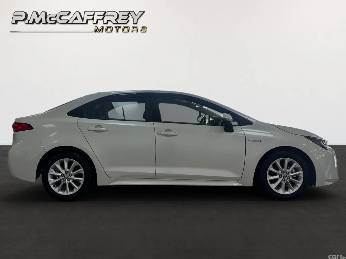 Toyota Corolla Saloon, Petrol Hybrid, 2019, White