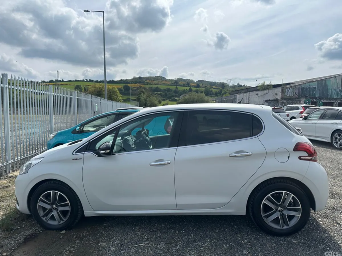 Peugeot 208 Hatchback, Petrol, 2017, White