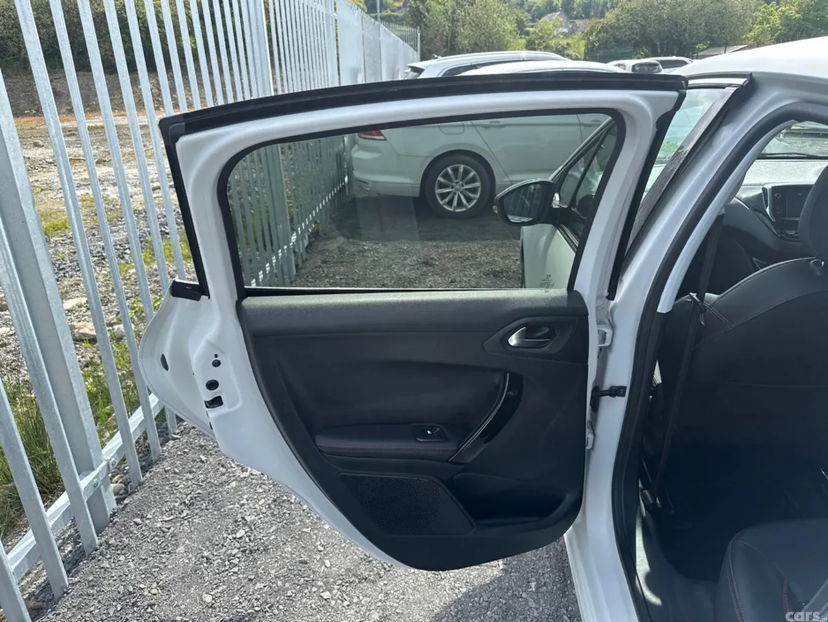 Peugeot 208 Hatchback, Petrol, 2017, White