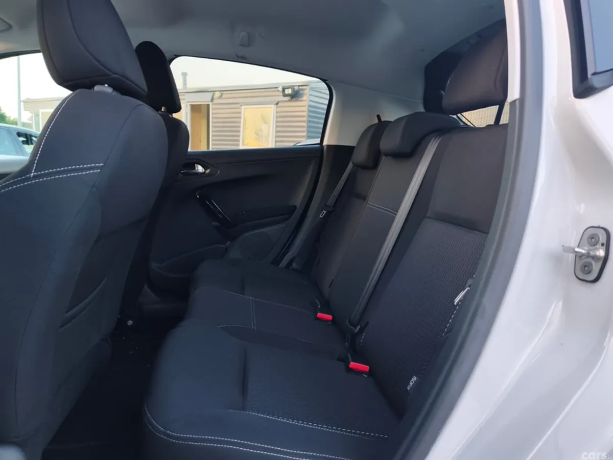 Peugeot 208 Hatchback, Petrol, 2017, White