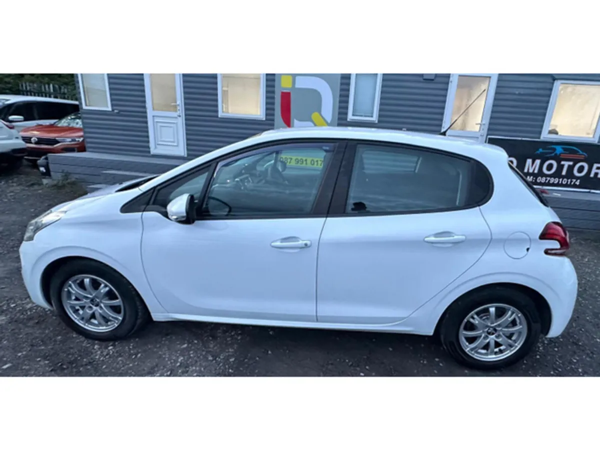 Peugeot 208 Hatchback, Petrol, 2016, White