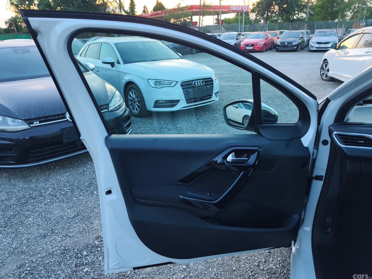 Peugeot 208 Hatchback, Petrol, 2017, White