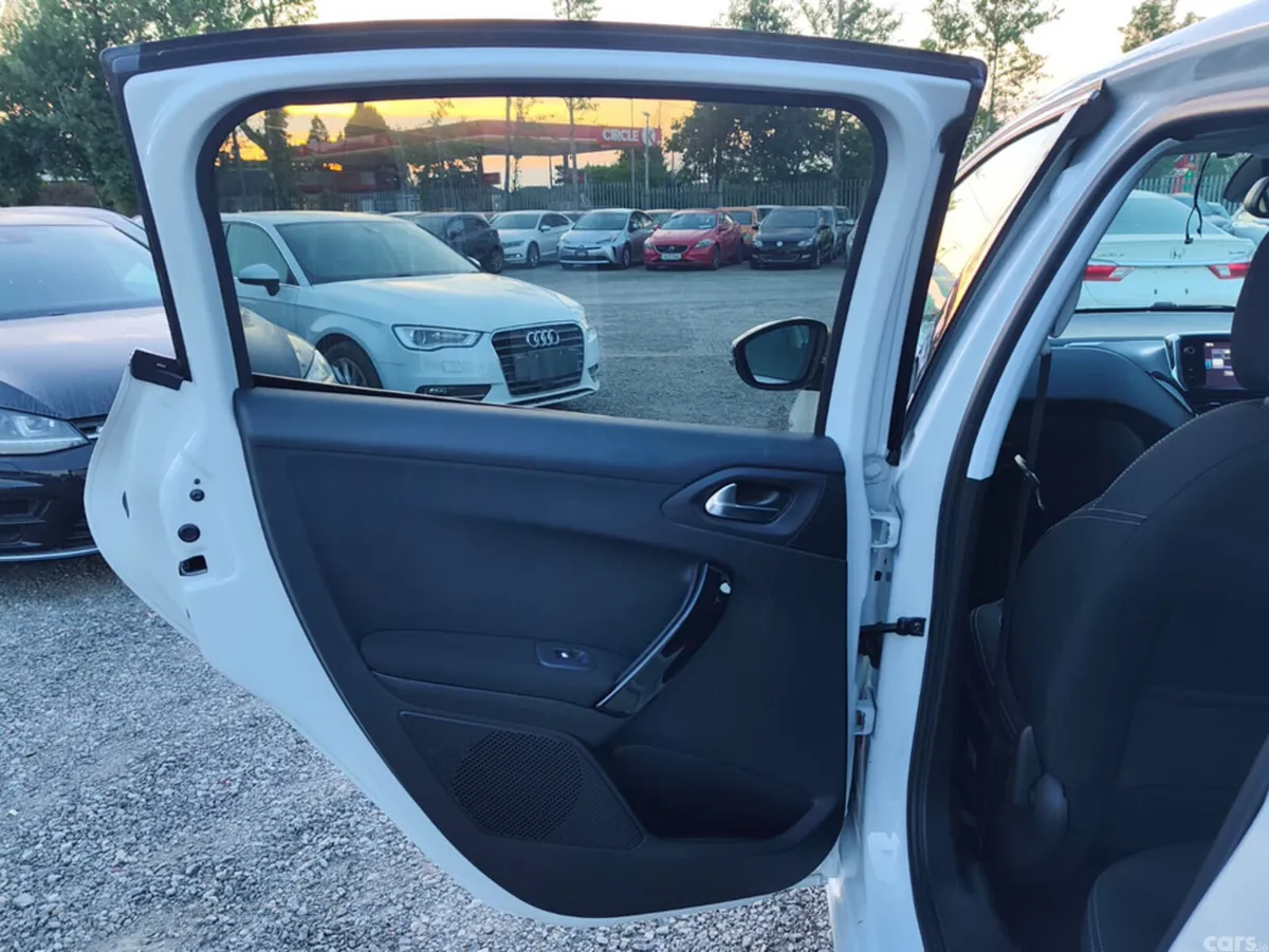 Peugeot 208 Hatchback, Petrol, 2017, White