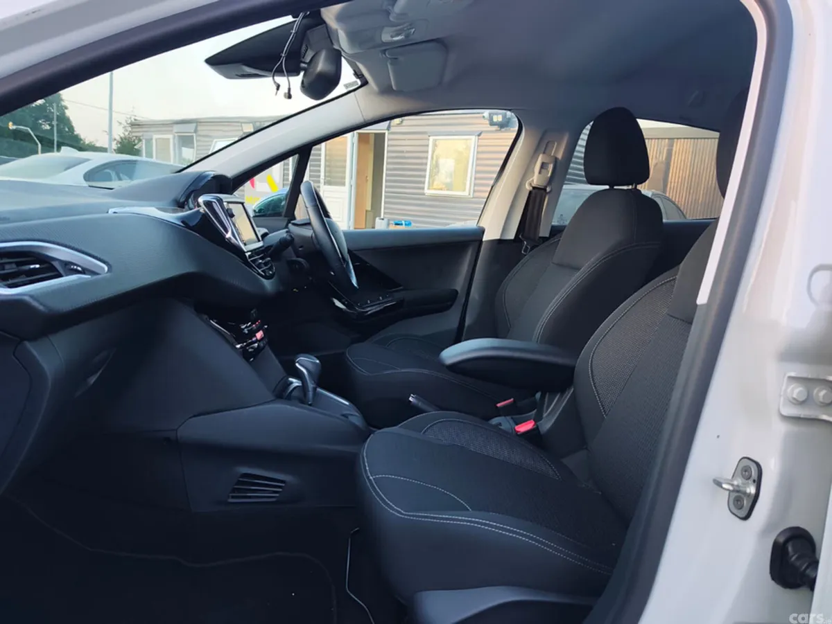 Peugeot 208 Hatchback, Petrol, 2017, White