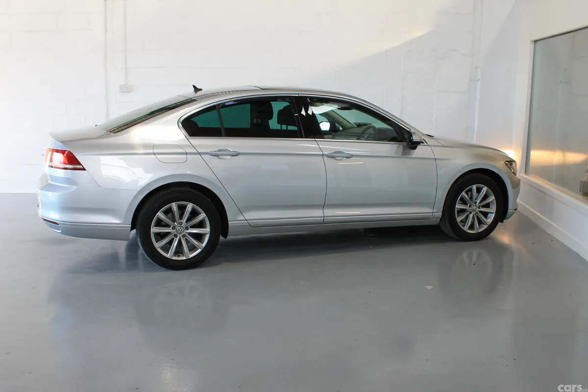 Volkswagen Passat Saloon, Diesel, 2019, Grey