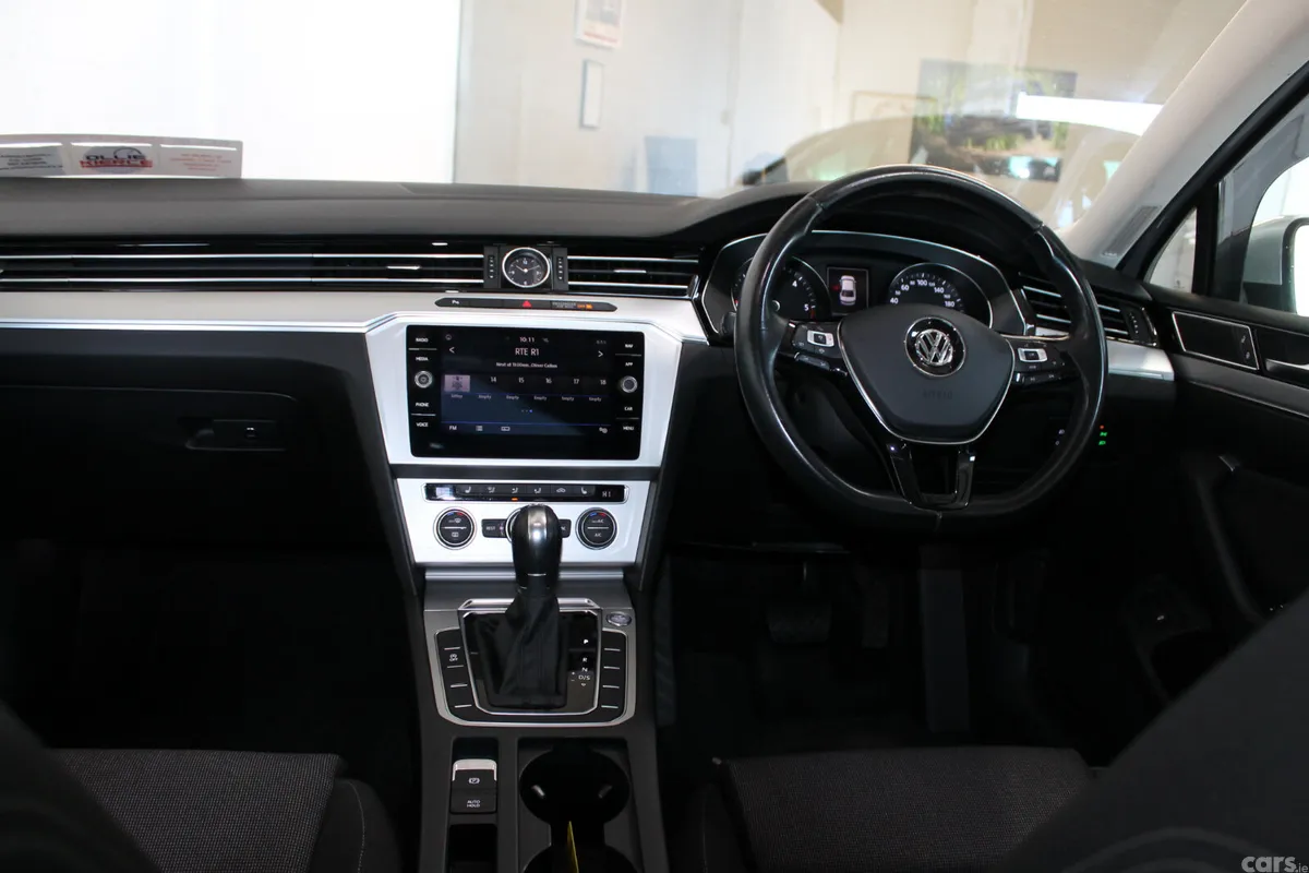 Volkswagen Passat Saloon, Diesel, 2019, Grey