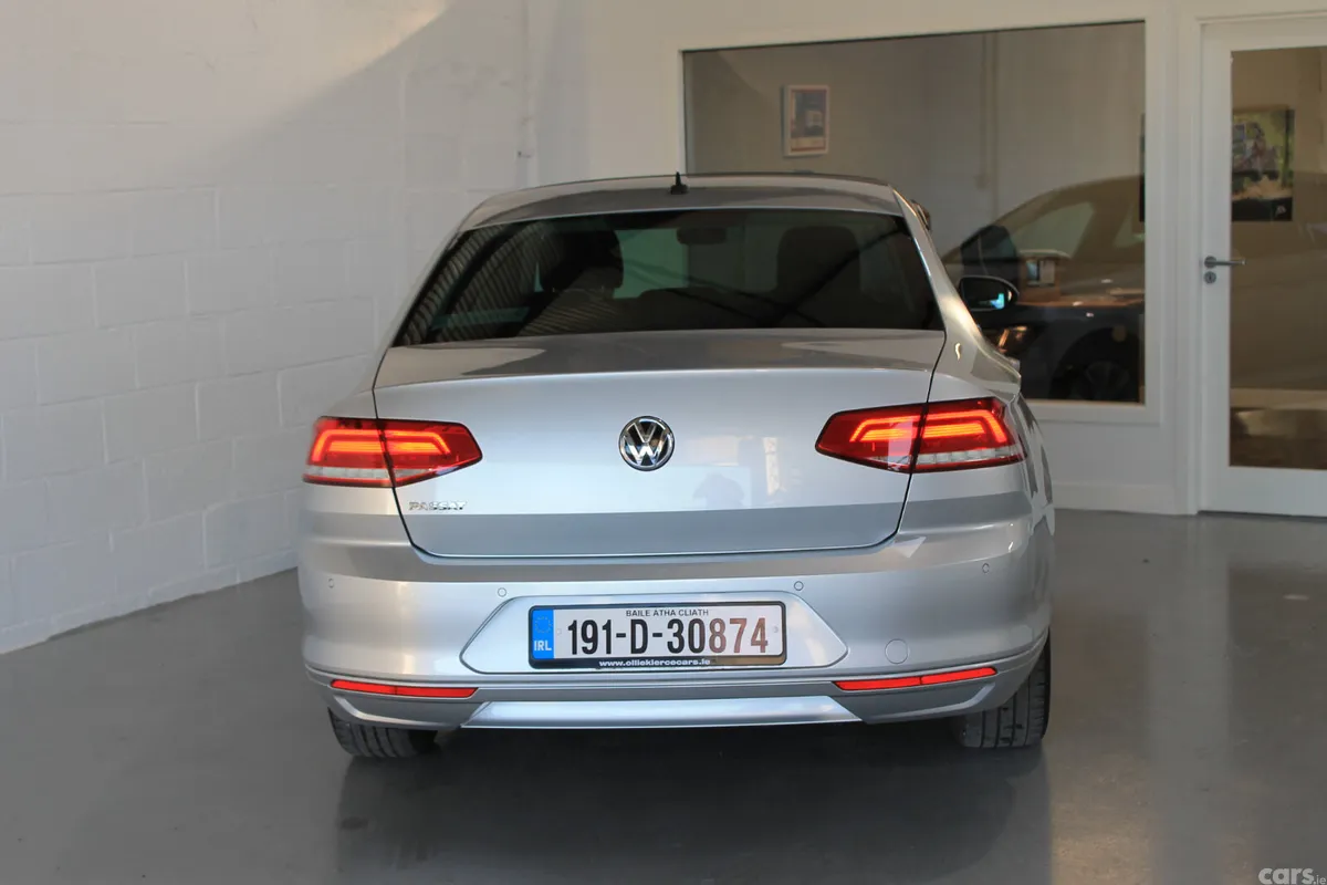 Volkswagen Passat Saloon, Diesel, 2019, Grey