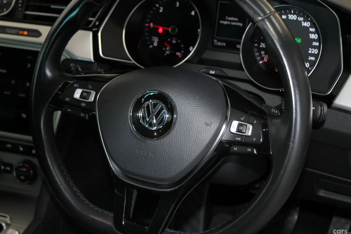 Volkswagen Passat Saloon, Diesel, 2019, Grey
