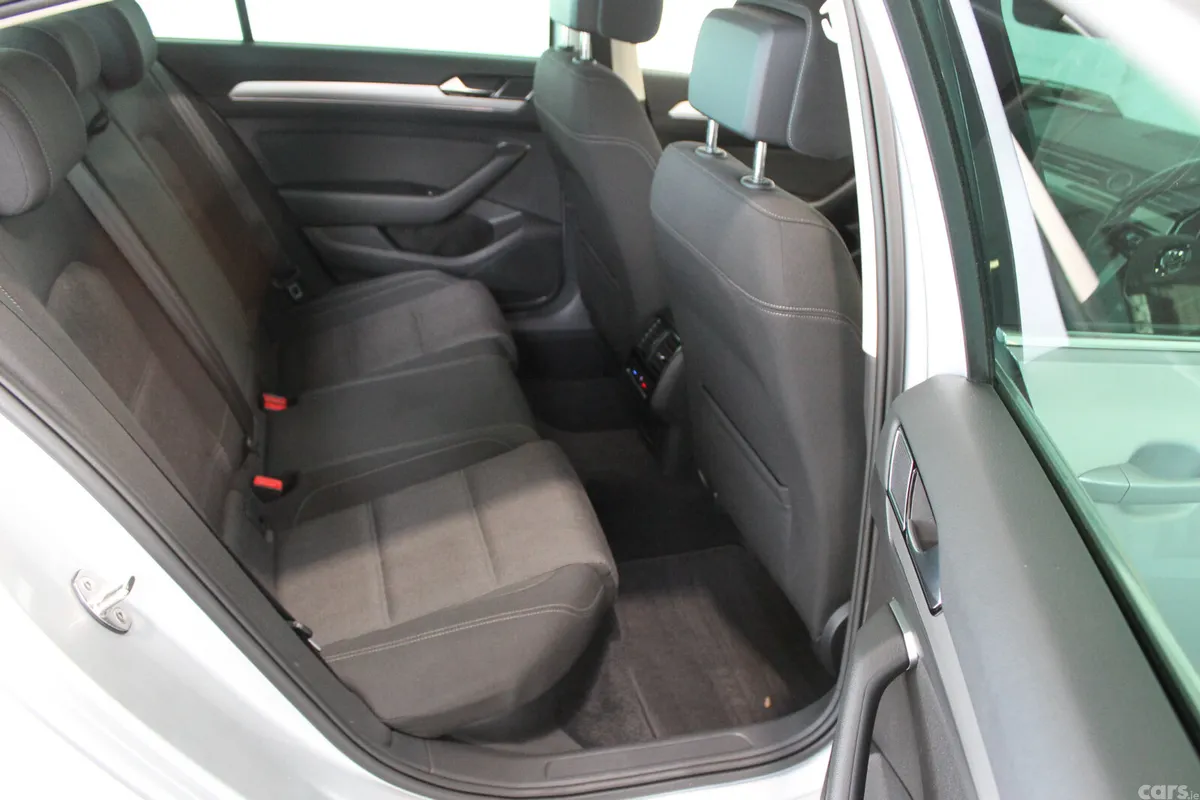 Volkswagen Passat Saloon, Diesel, 2019, Grey