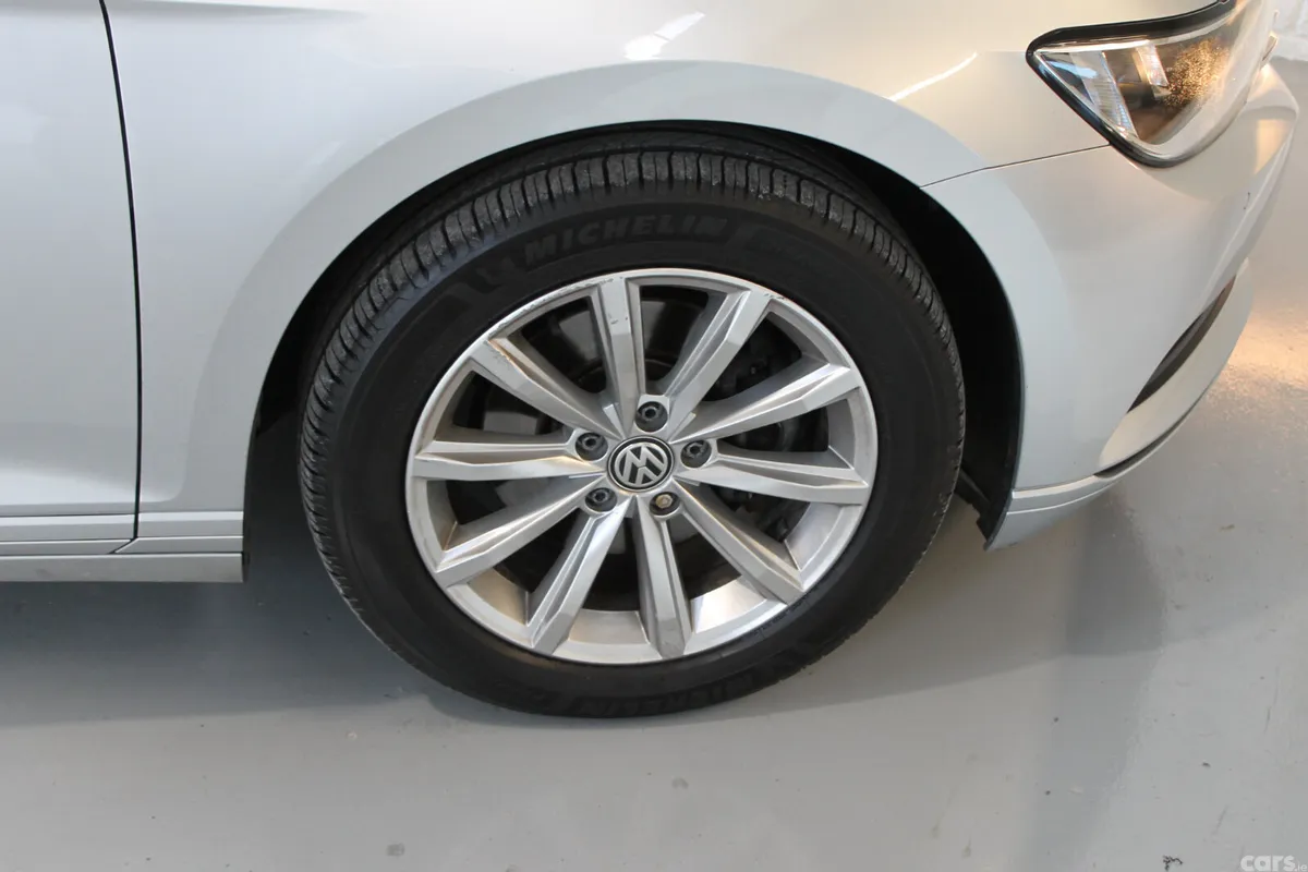 Volkswagen Passat Saloon, Diesel, 2019, Grey