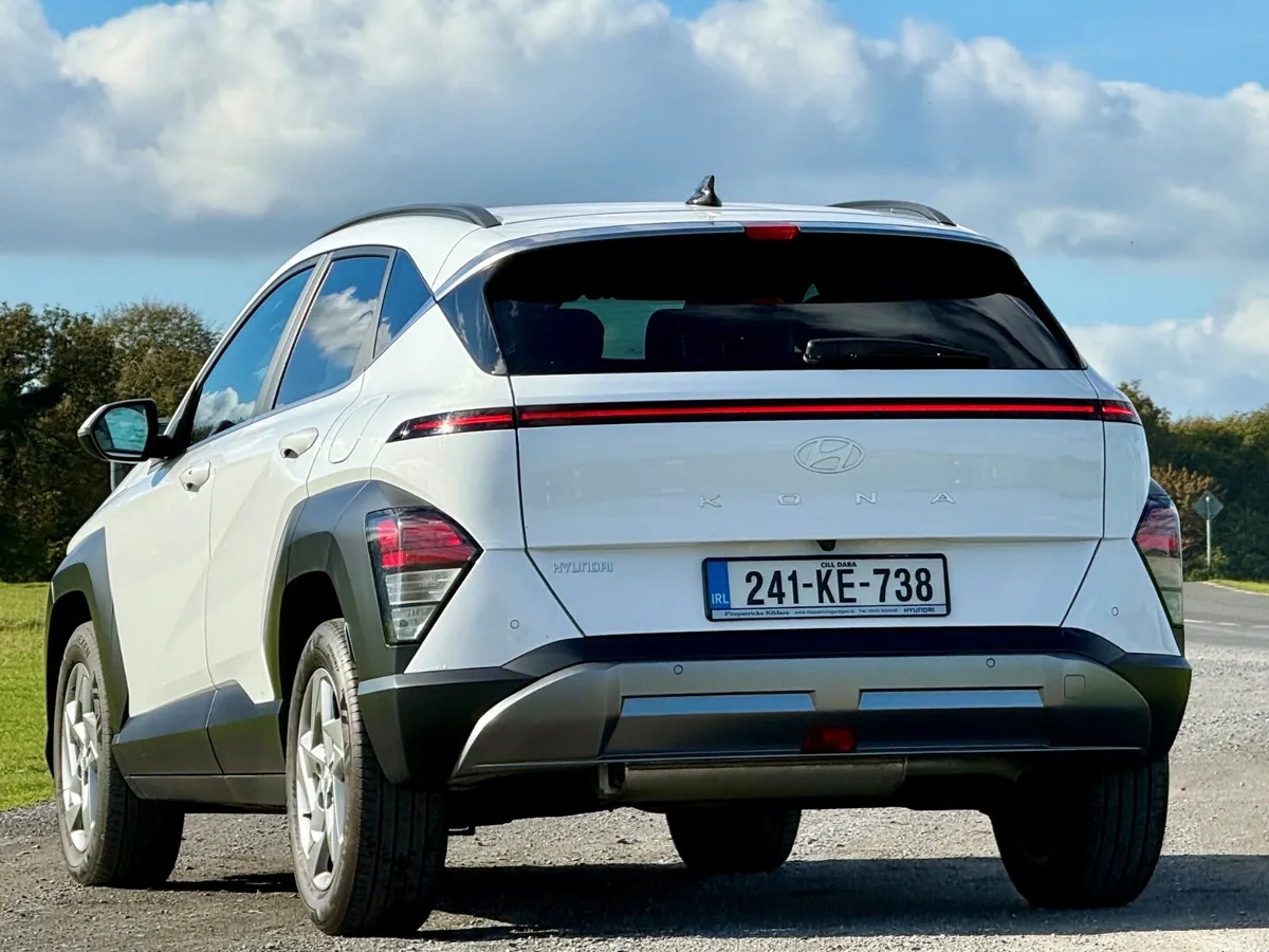 Hyundai KONA MPV, Petrol, 2024, White