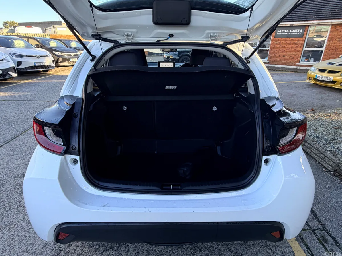 Toyota Yaris Hatchback, Petrol Hybrid, 2024, White