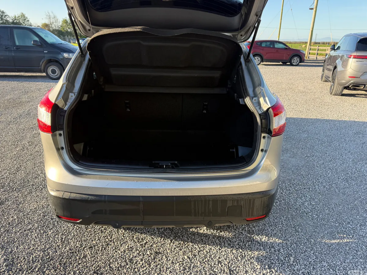 Nissan Qashqai Hatchback, Diesel, 2015, Silver