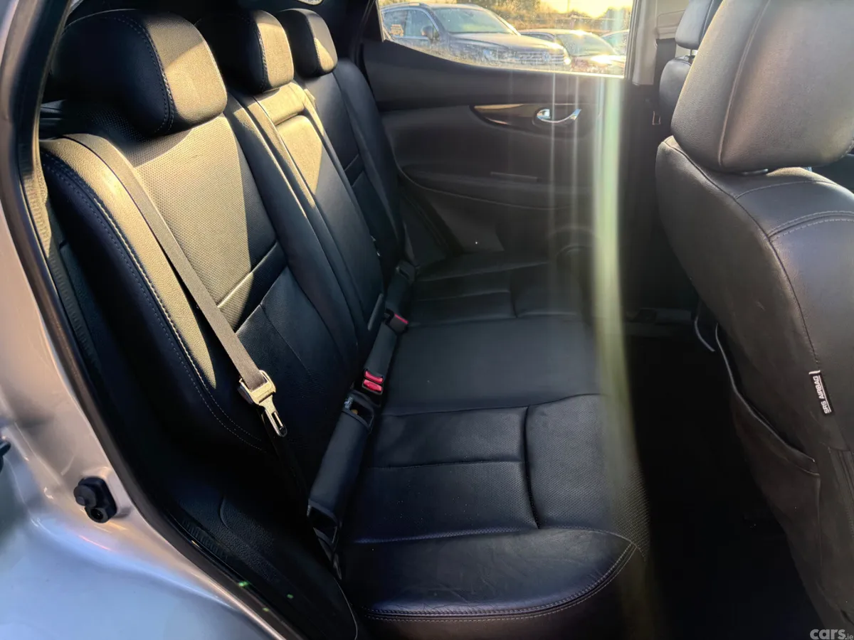 Nissan Qashqai Hatchback, Diesel, 2015, Silver