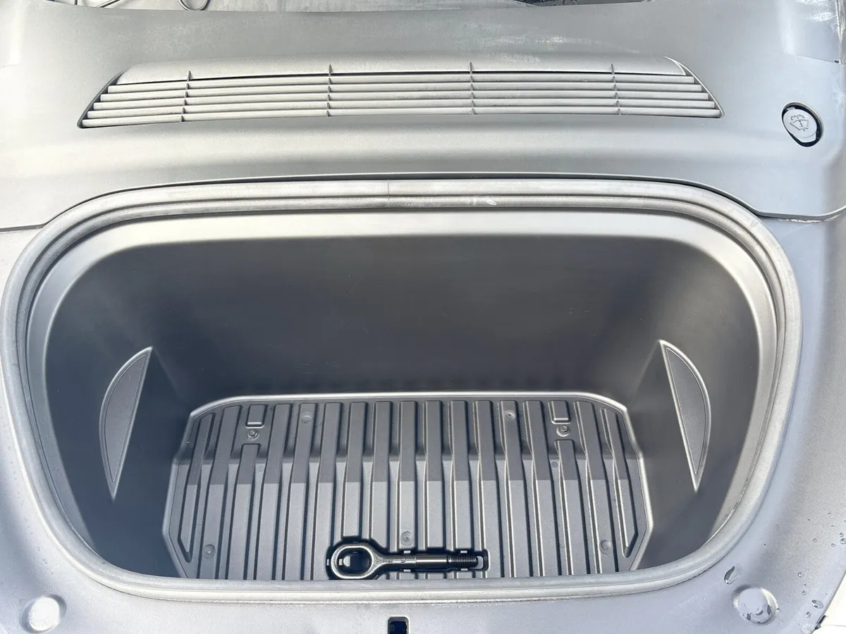Tesla Model Y MPV, Electric, 2023, White