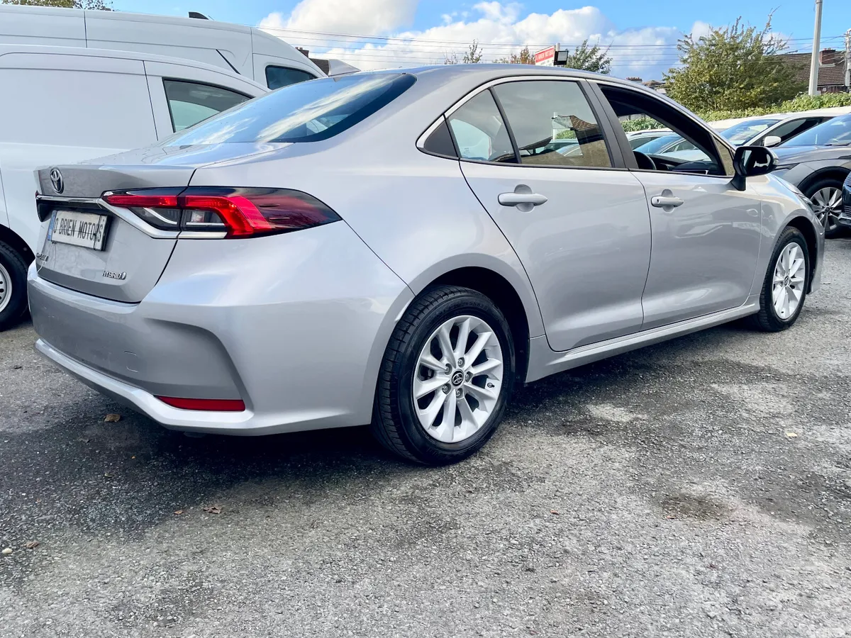 Toyota Corolla Saloon, Petrol Hybrid, 2022, Silver