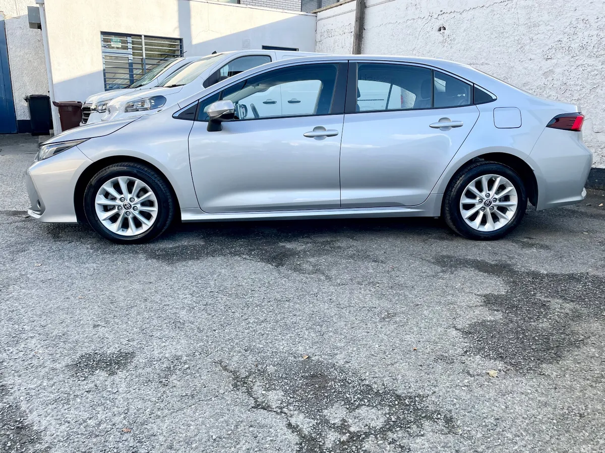 Toyota Corolla Saloon, Petrol Hybrid, 2022, Silver