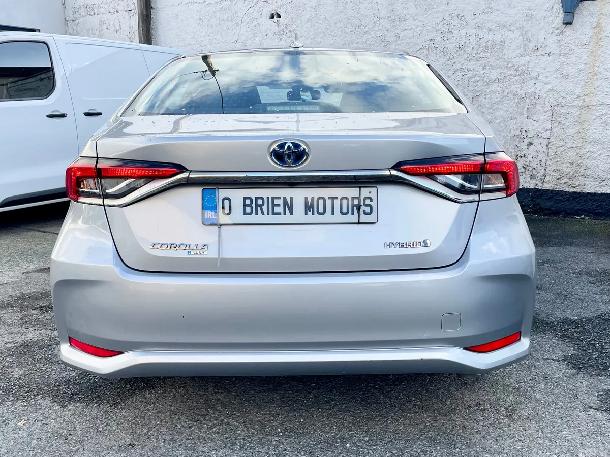 Toyota Corolla Saloon, Petrol Hybrid, 2022, Silver