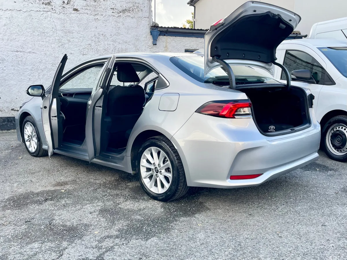 Toyota Corolla Saloon, Petrol Hybrid, 2022, Silver