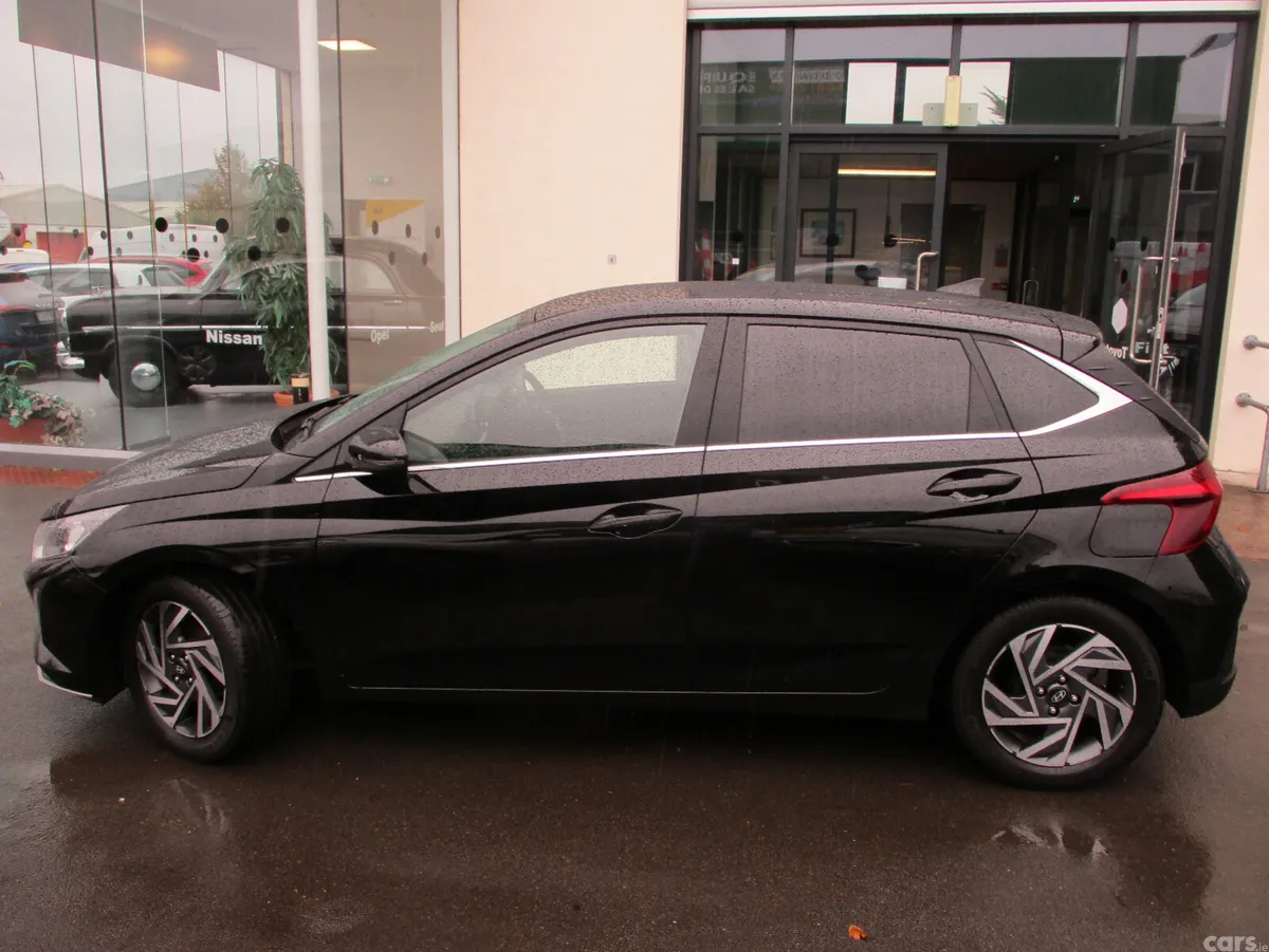 Hyundai i20 Hatchback, Petrol, 2024, Black