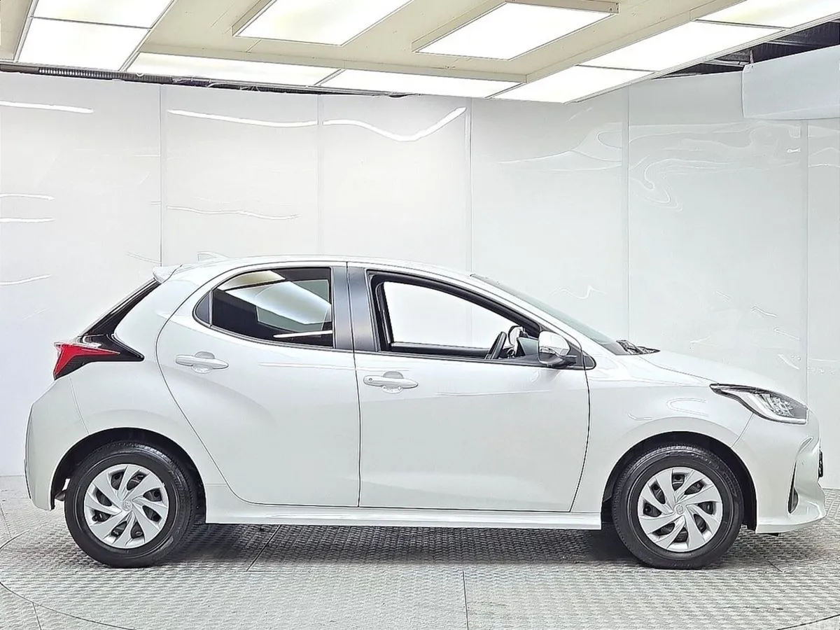 Toyota Yaris Hatchback, Petrol Hybrid, 2023, White
