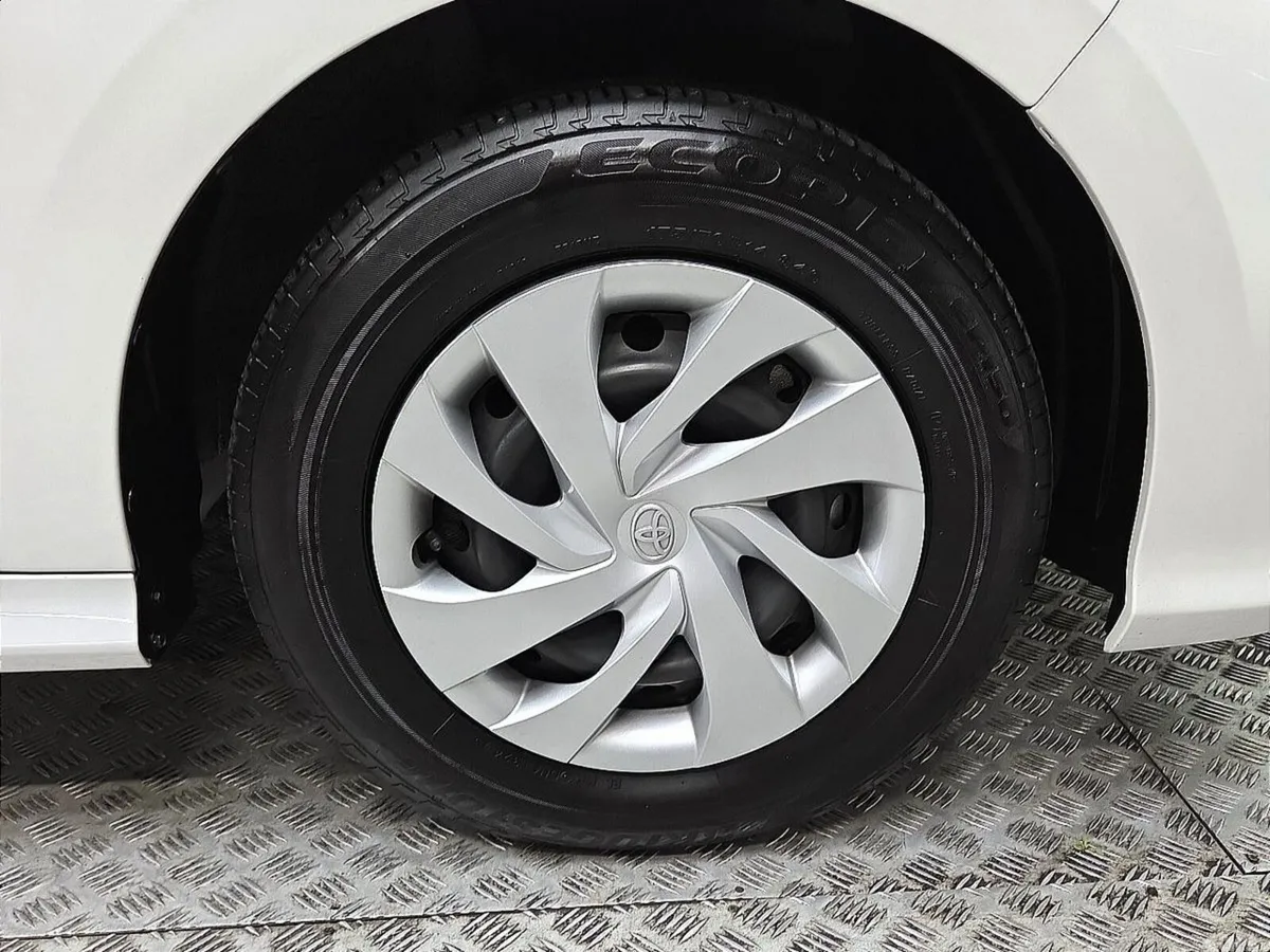 Toyota Yaris Hatchback, Petrol Hybrid, 2023, White
