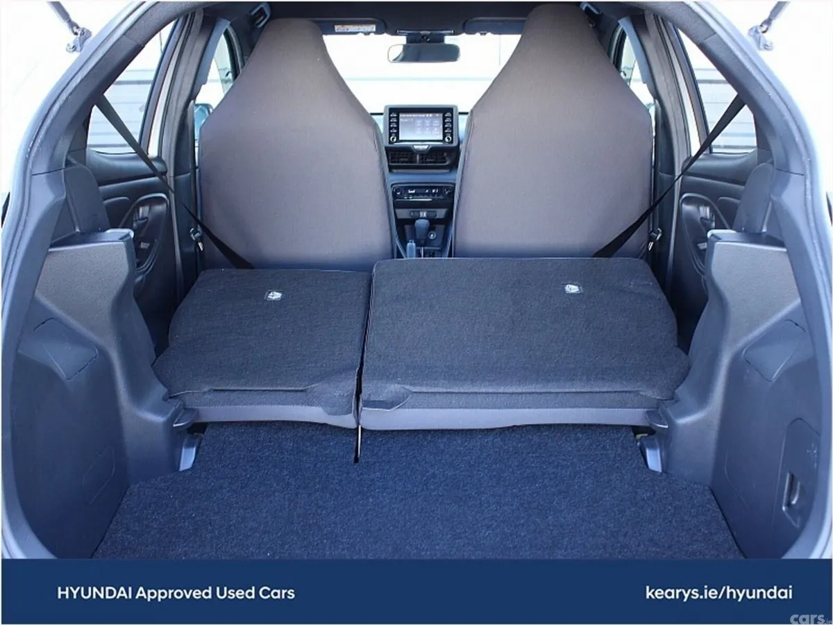 Toyota Yaris Hatchback, Petrol Hybrid, 2021, Silver