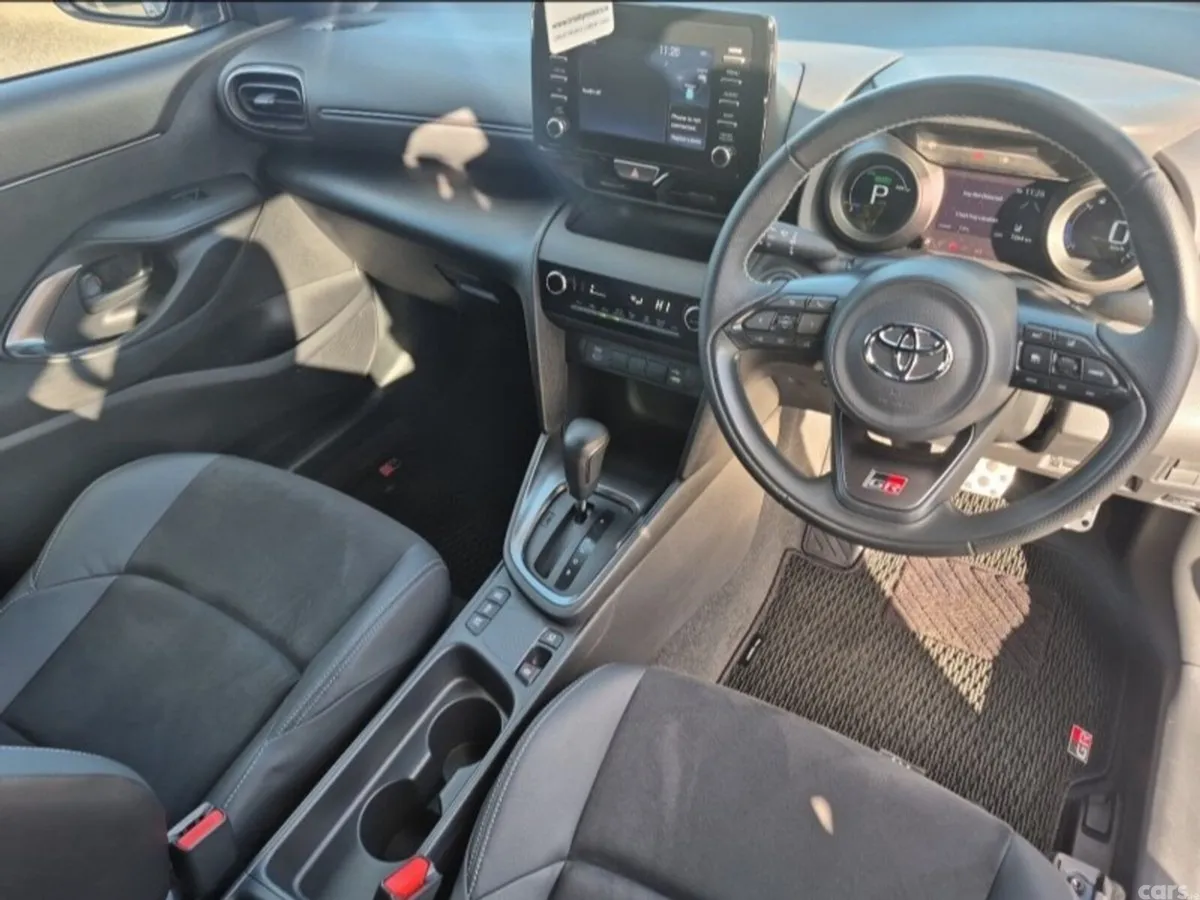 Toyota Yaris Cross SUV, Petrol Hybrid, 2023, Silver