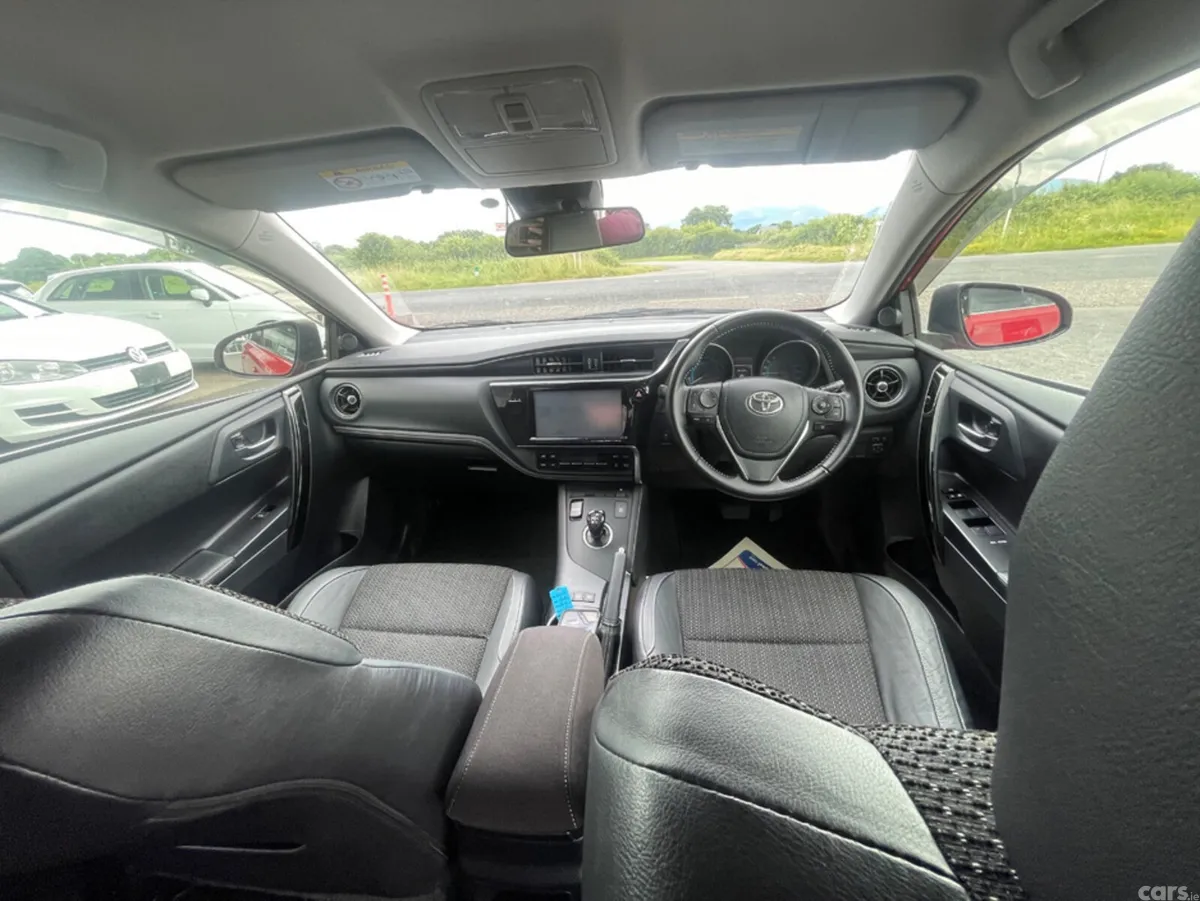 Toyota Auris Hatchback, Petrol Hybrid, 2016, Red