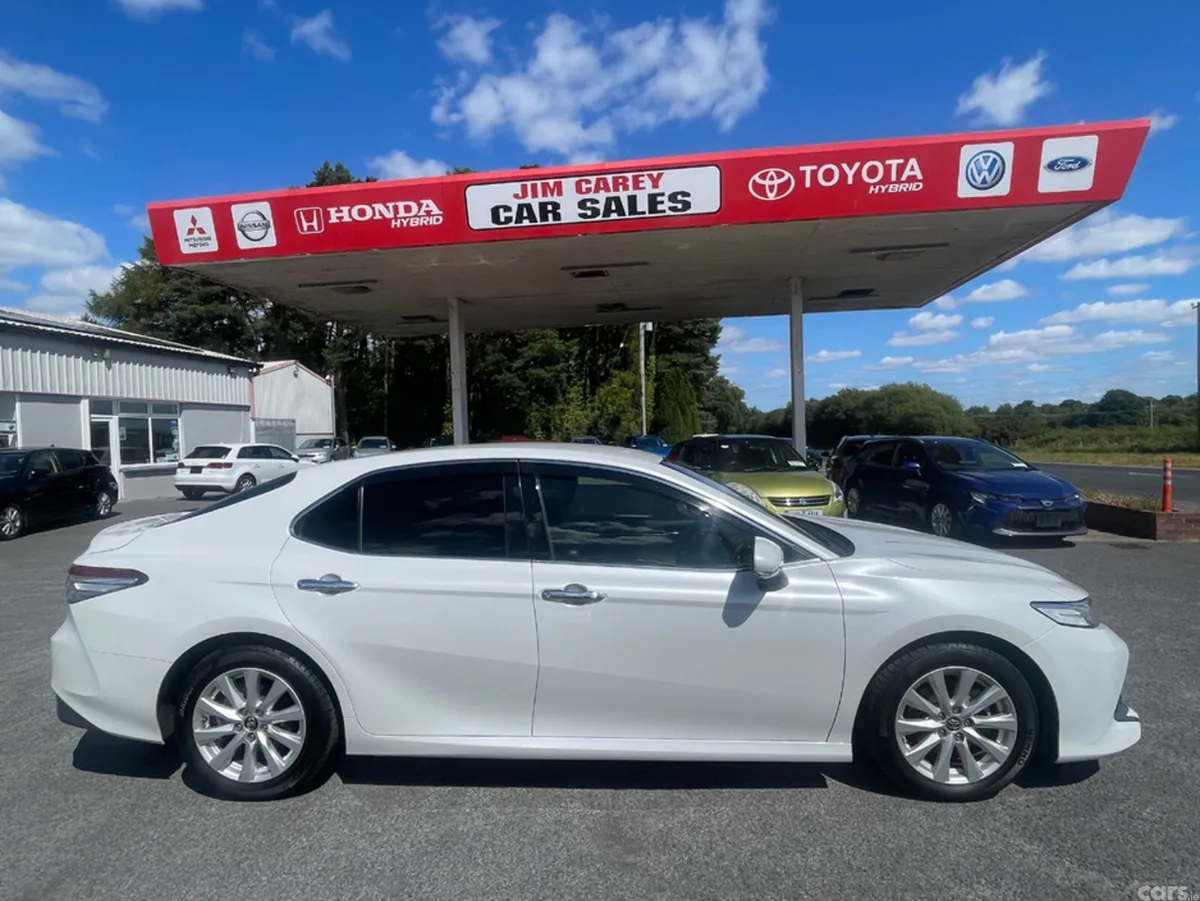 Toyota Camry Saloon, Petrol Hybrid, 2018, White