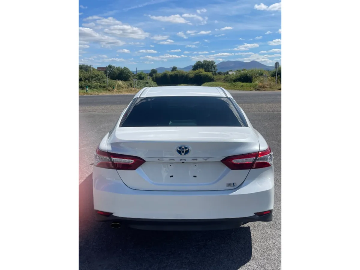 Toyota Camry Saloon, Petrol Hybrid, 2018, White