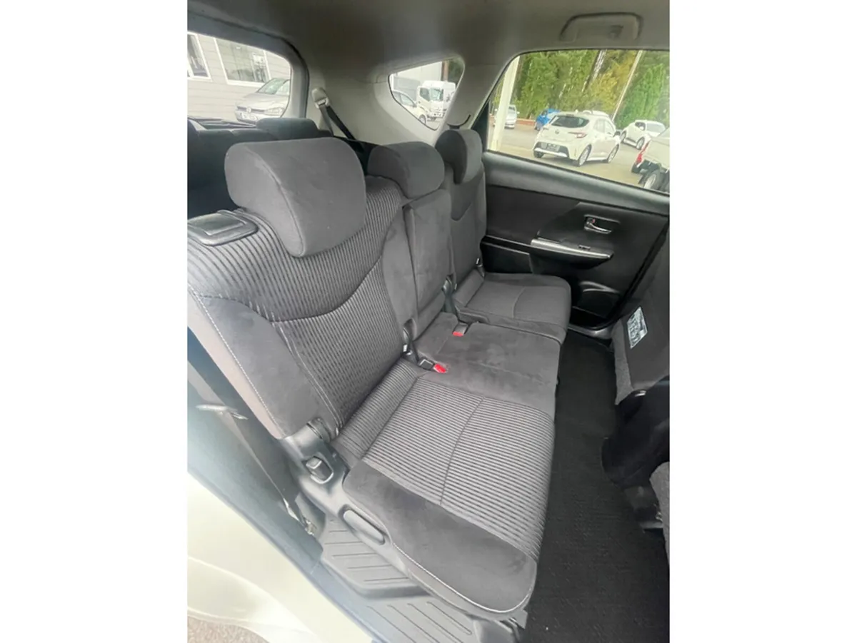 Toyota Prius Hatchback, Petrol Hybrid, 2016, White