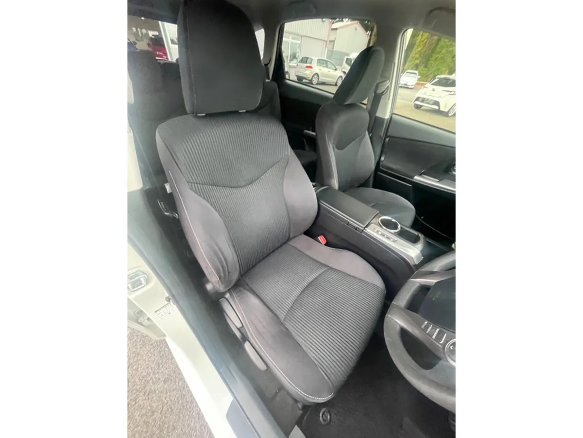Toyota Prius Hatchback, Petrol Hybrid, 2016, White