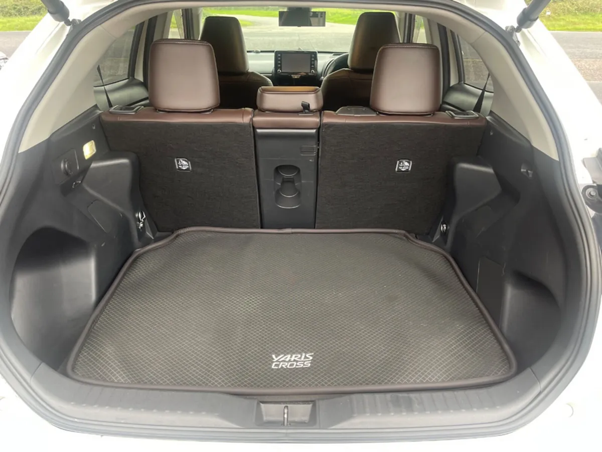 Toyota Yaris Cross Hatchback, Petrol Hybrid, 2020, White