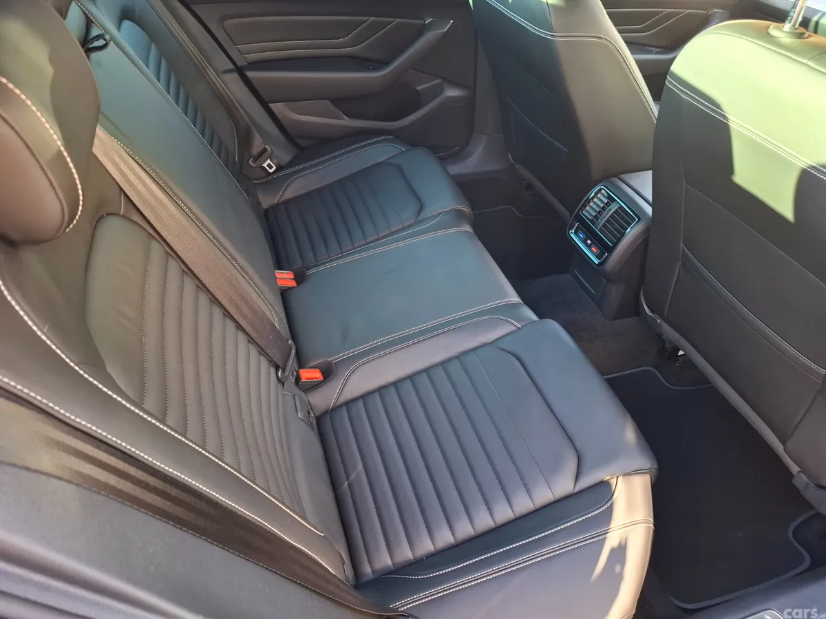 Volkswagen Passat Saloon, Diesel, 2021, Blue