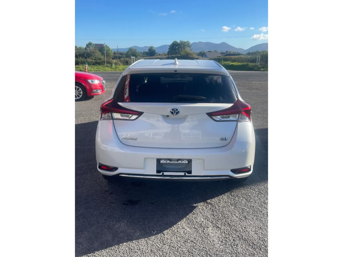 Toyota Auris Hatchback, Petrol Hybrid, 2016, White
